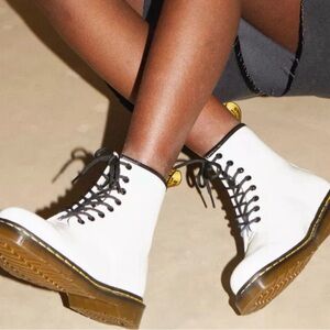 DR. MARTENS 1460s LEATHER BOOTS size 6